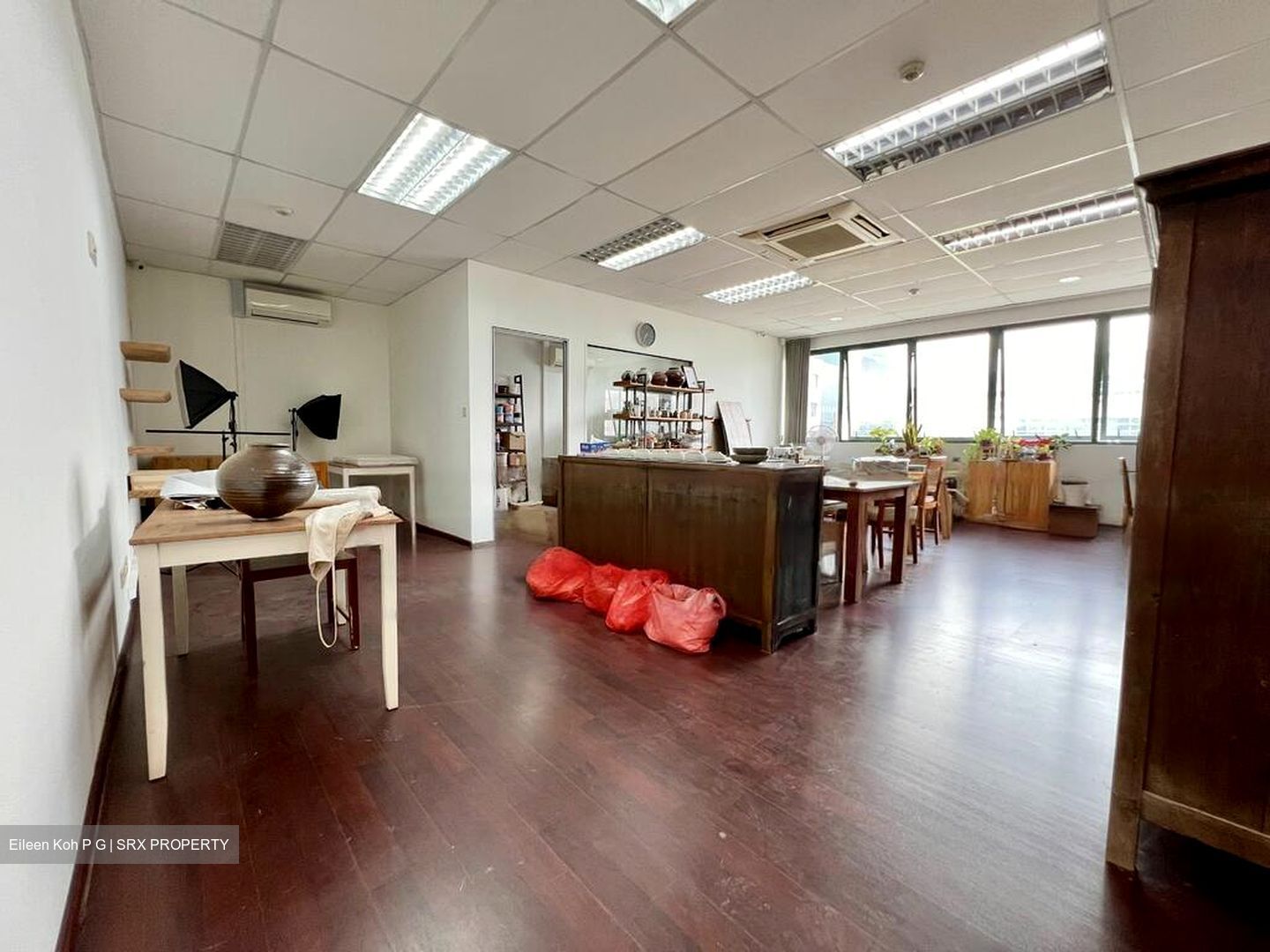 Redhill Forum (D3), Factory #455305981